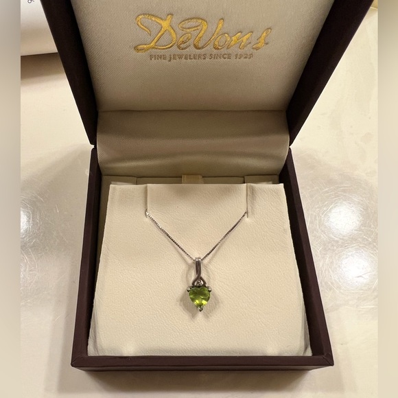 Devons Fine Jewelers: Peridot necklace - Picture 2 of 6